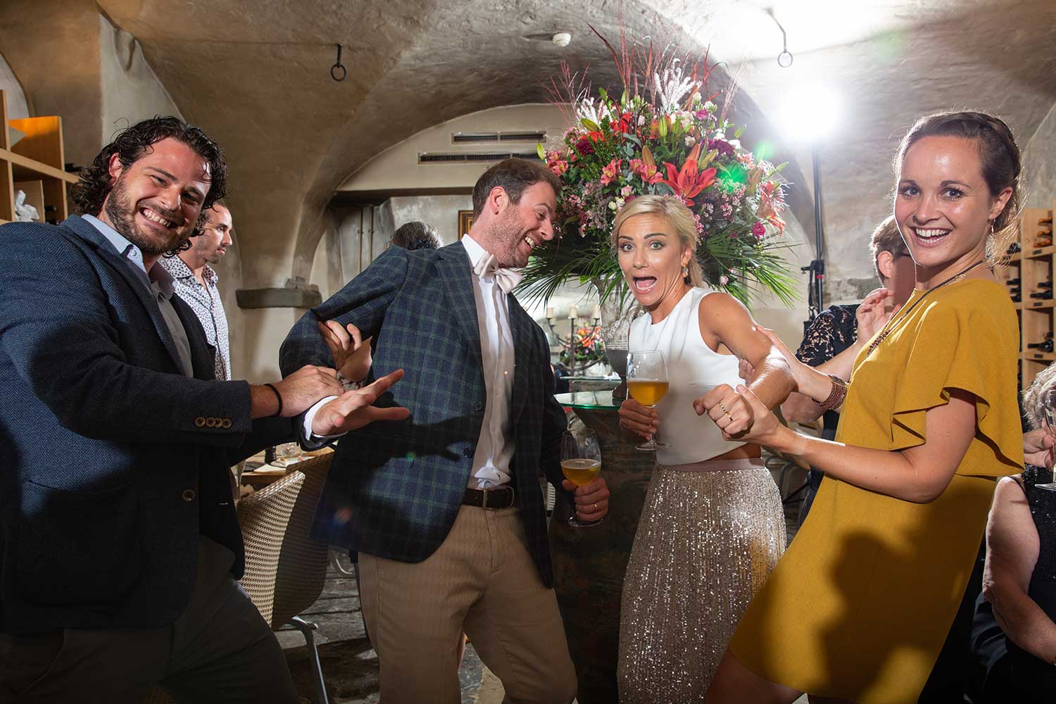 Ausgelassene-Stimmung-nach-Trauung Fotograf Hochzeit Zürich, Hochzeitsfotos in der Weinschenke