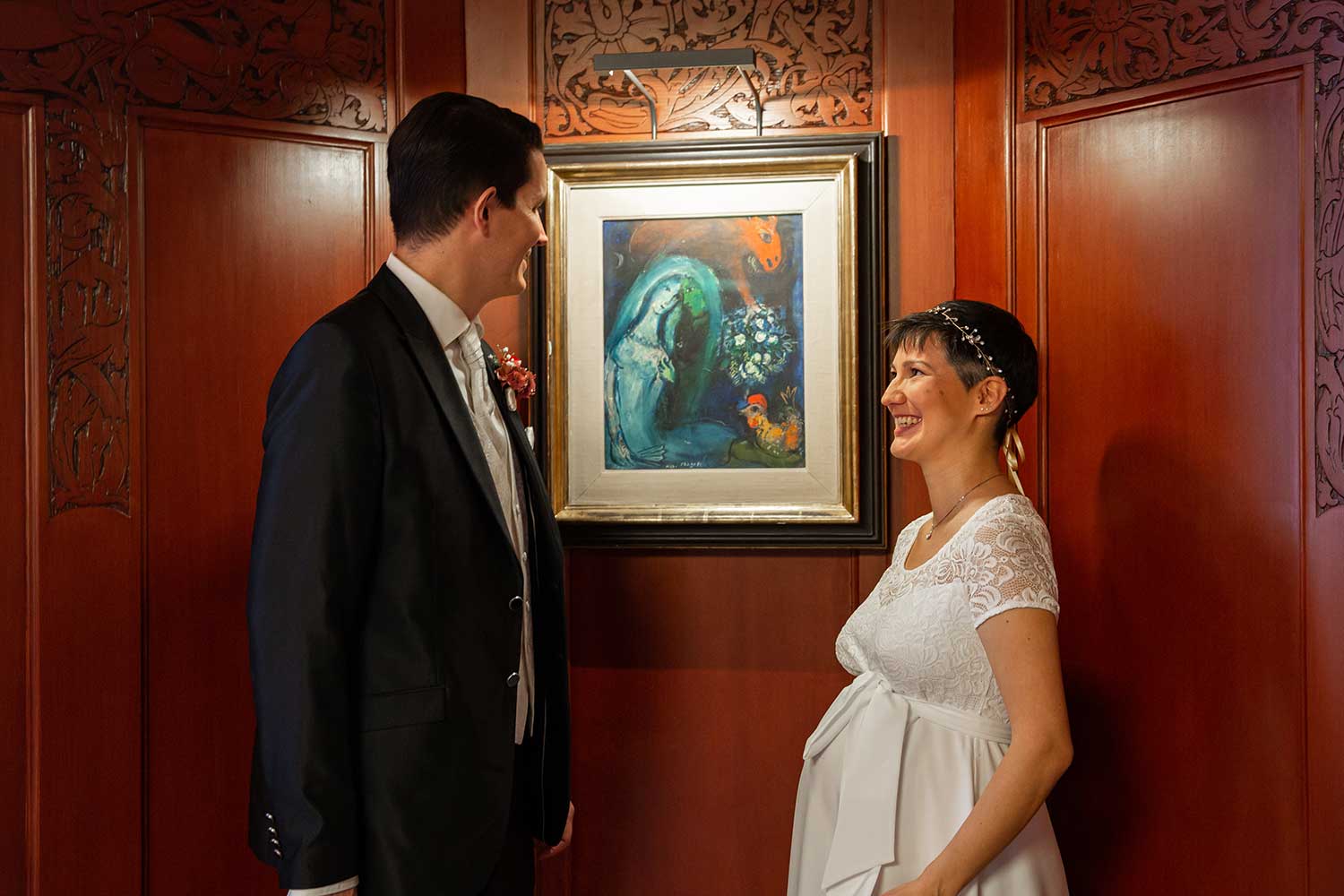 Brautpaar-vor-Chagall-Bild-Fiances-3 Ziviltrauung Fotograf Zürich, Stadthaus Zürich