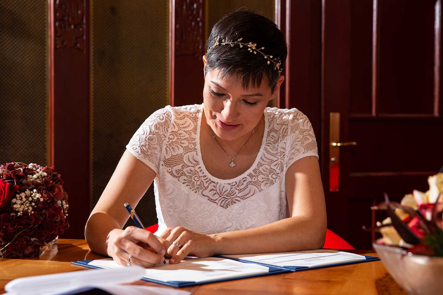 Eheurkunde-unterschreiben Ziviltrauung Fotograf Zürich, Trauzimmer