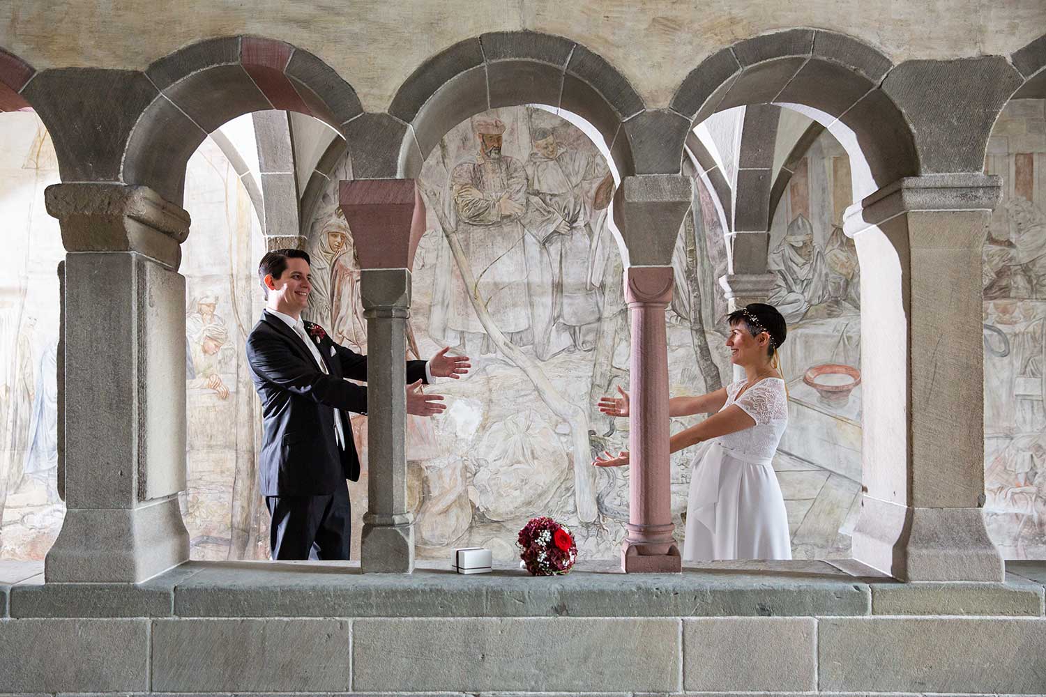 First-Look-2 Ziviltrauung Fotograf Zürich, Kreuzgang