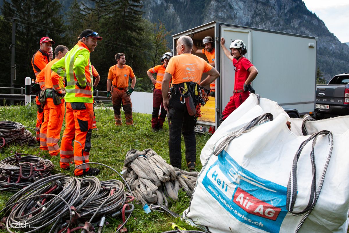 Fotoreportage Schweiz-UTZ_2441 Fotoreportage Schweiz – Holzfäller und Piloten bereiten den Helikoptereinsatz in Rhäzüns vor