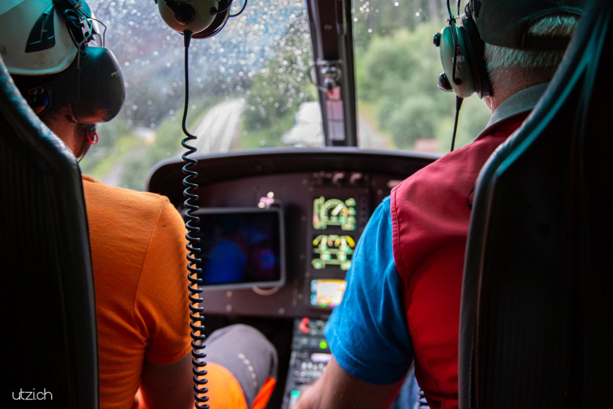 Fotoreportage Schweiz-UTZ_2457 Sturmgeschädigte Bäume werden gesägt – Fotoreportage über Helikopter-Holzfällen in Graubünden.