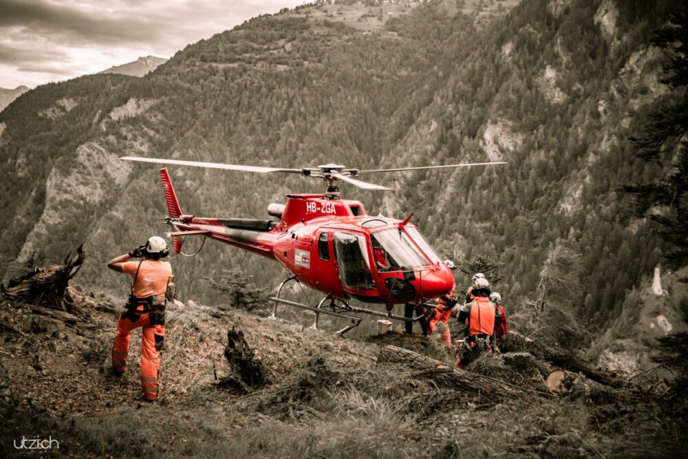 Fotoreportage Schweiz – Holzfäller und Piloten bereiten den Helikoptereinsatz in Rhäzüns vor