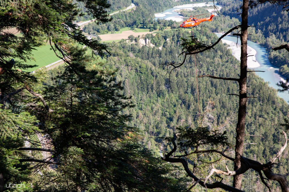 Fotoreportage Schweiz-UTZ_3050 Abtransportierte Baumstämme am Sammelplatz – Dokumentarfotografie Helikoptereinsatz Rhäzüns