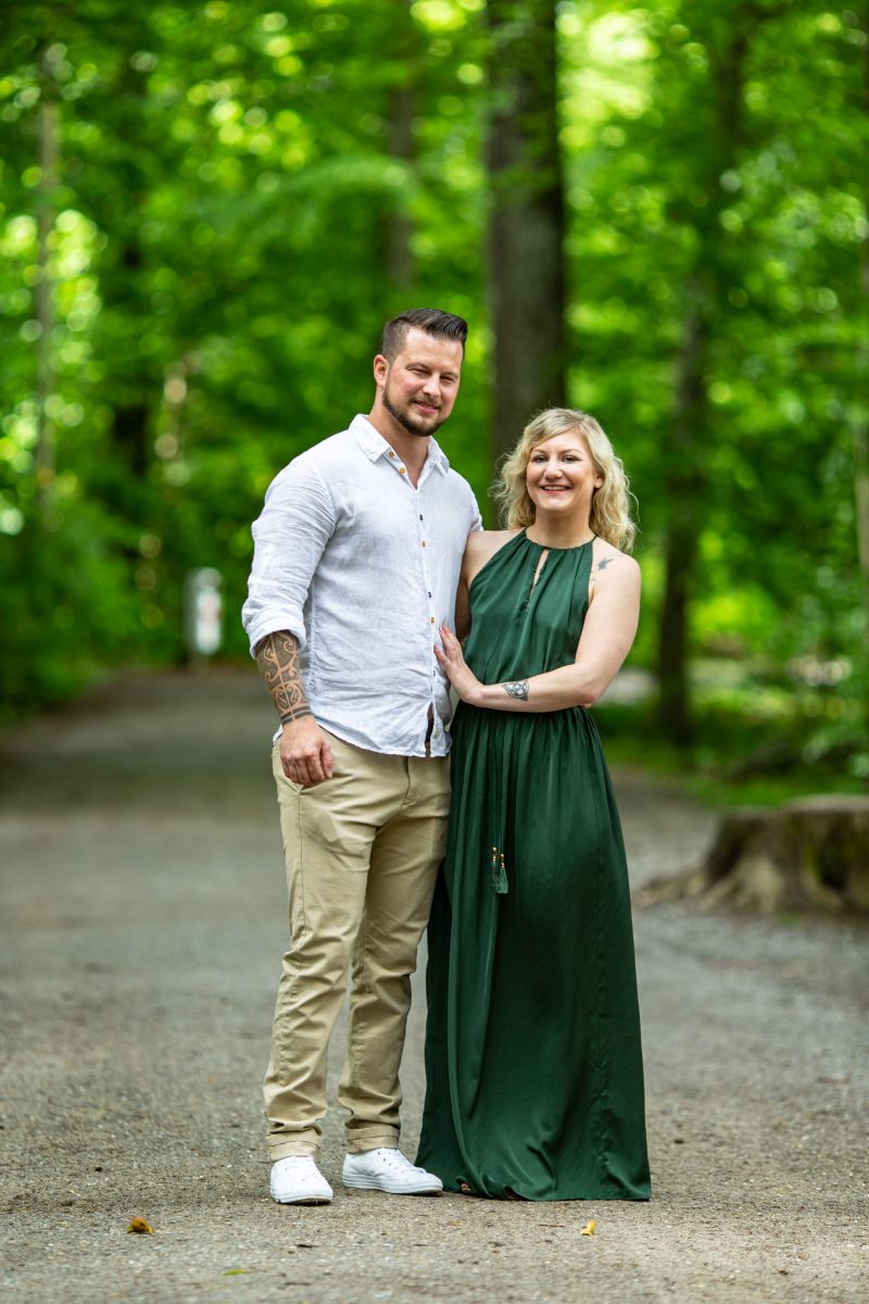 Hochzeitsfotos Zürich UTZ_0985 Hochzeitsfotos Zürich, Fröhliches Paar beim Lachen im Sonnenlicht am Waldrand des Katzensees