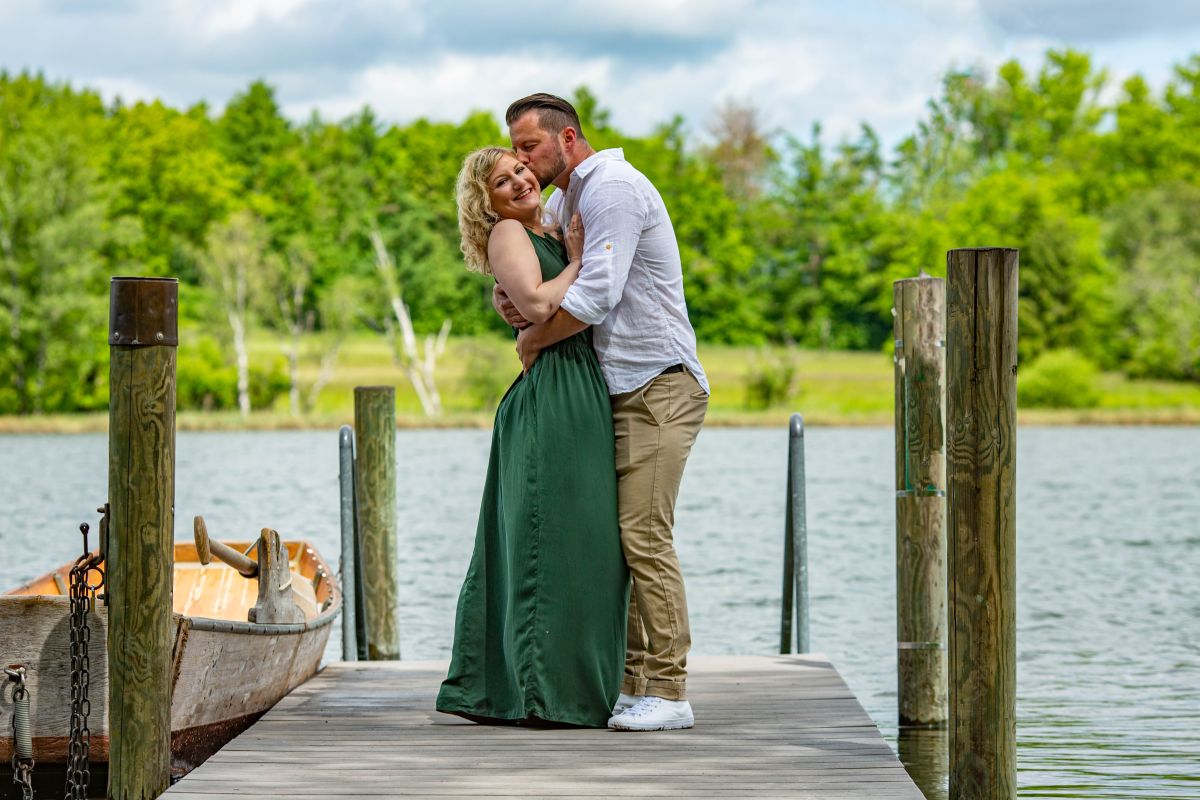 Hochzeitsfotos Zürich UTZ_1130 Romantische Umarmung am Ufer des Katzensees – Hochzeitsfotos Zürich