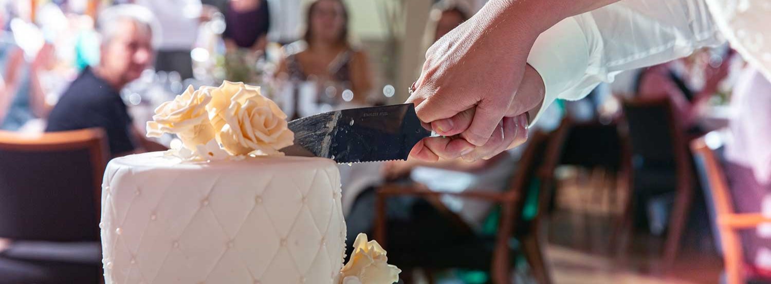 Hochzeitstorte-Anschneiden-2 Hochzeitsfotograf Foto Hochzeitstorte