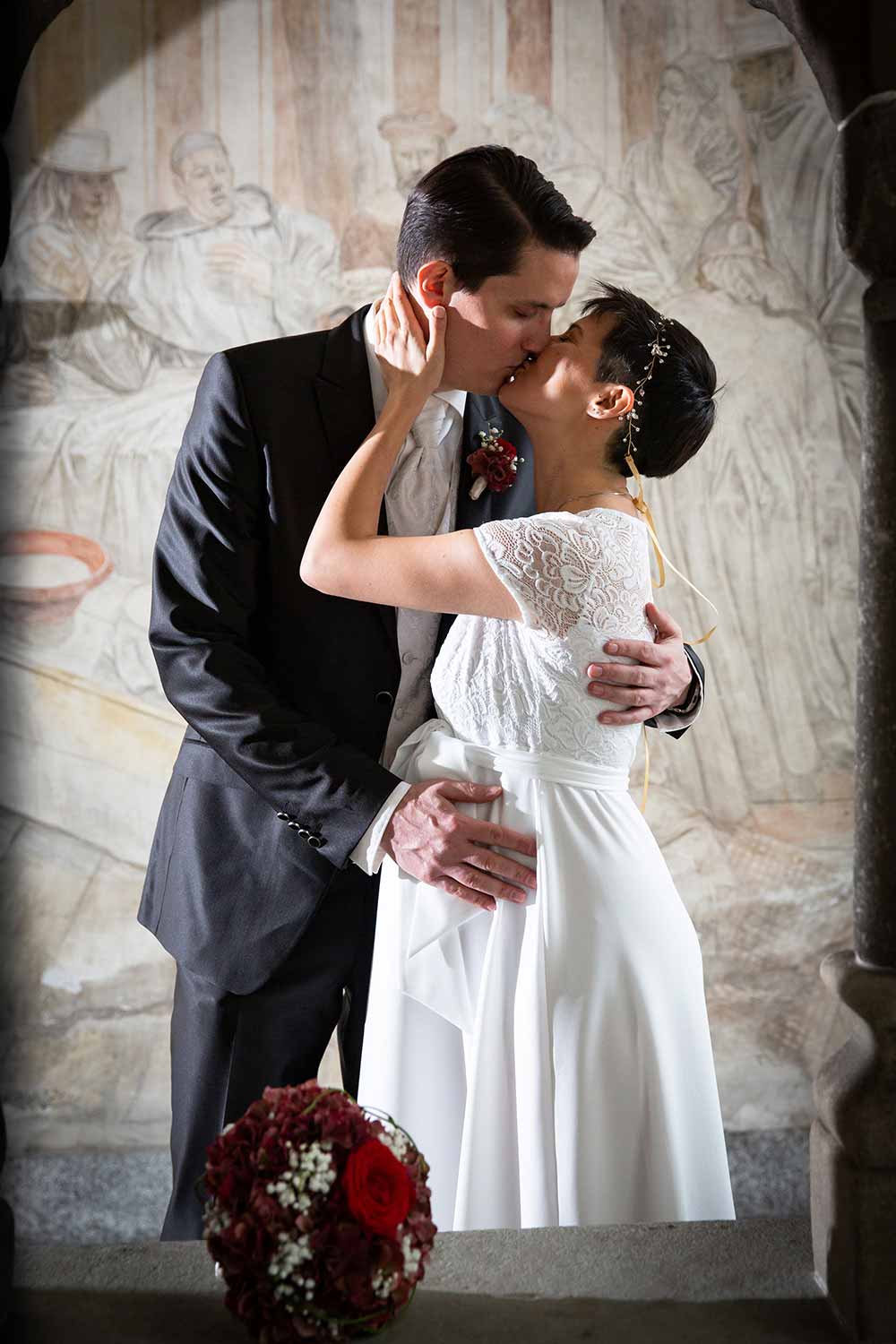 Hochztspaar-im-Kreuzgang Ziviltrauung Fotograf Zürich Hochzeitsfotos im Kreuzgang Fraumünster