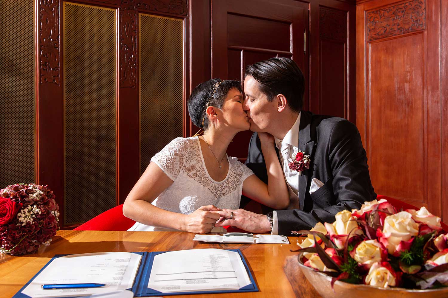 Kuss-Hochzeit-Zuerich Ziviltrauung Fotograf Zürich, Trauzimmer Hochzeitskuss