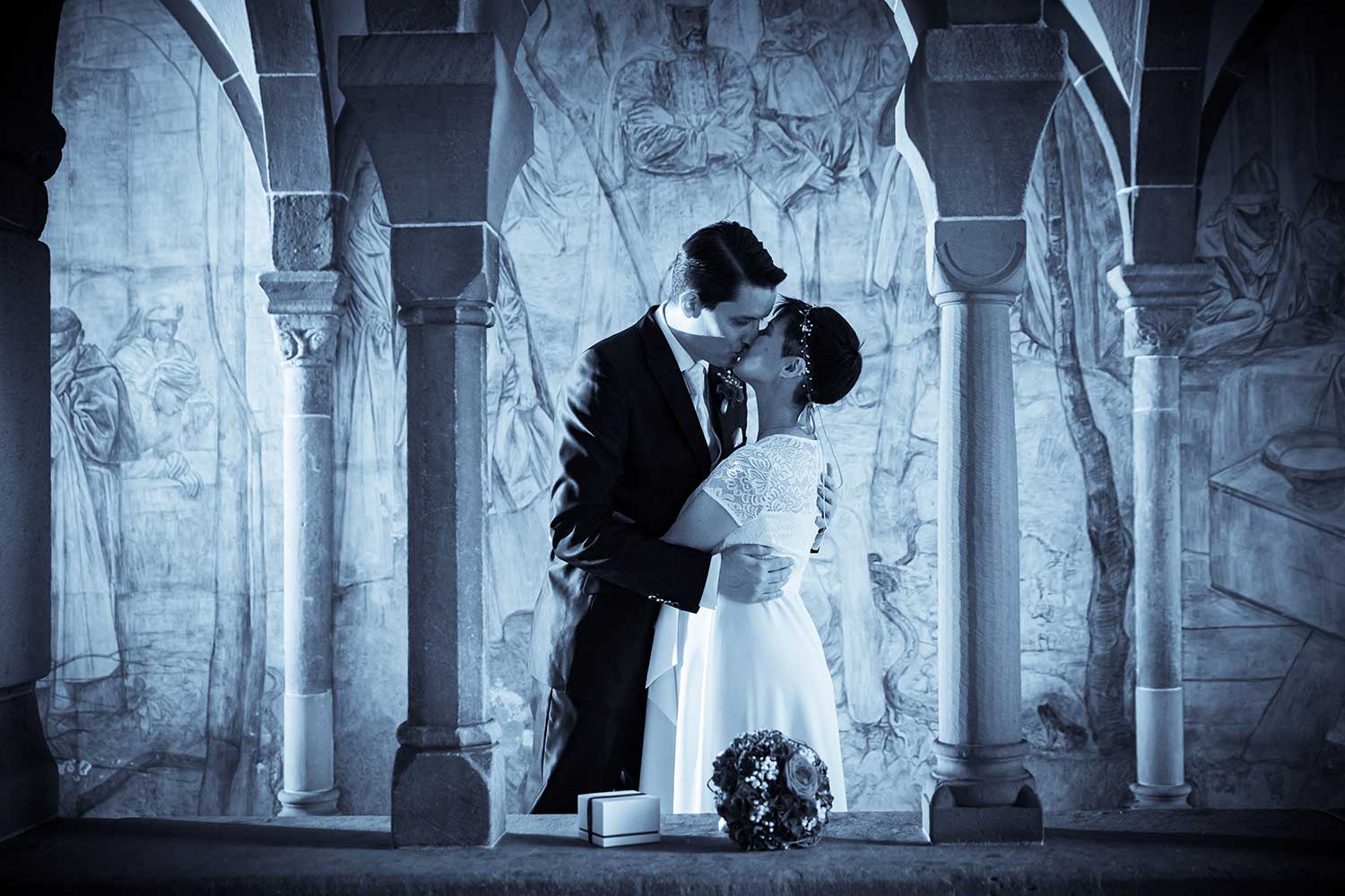 Kuss-Ziviltrauung-Zuerich Ziviltrauung Fotograf Zürich Hochzeitsfotos im Kreuzgang Fraumünster