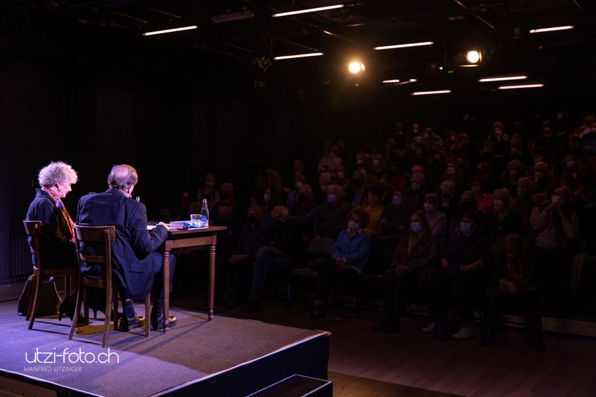 Sigrid Weigel über Ingeborg Bachmann-UTZ_8438 Moderator Charles Linsmayer während der Hottinger Literaturgespräche im Gespräch mit Sigrid Weigel