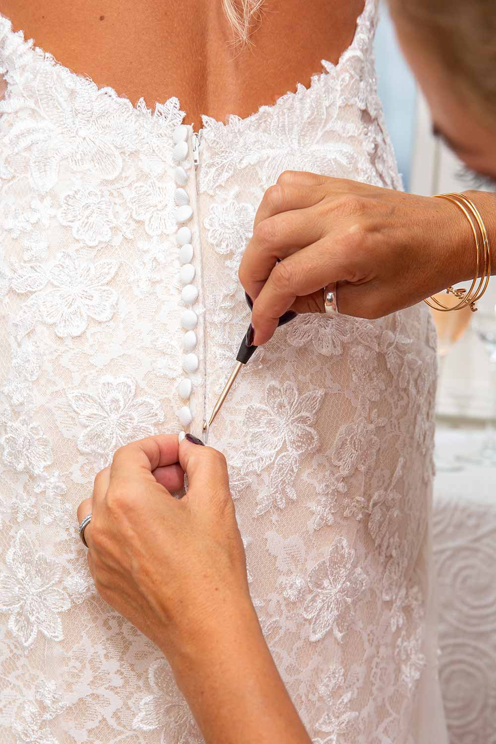 knoepfen-oder-schnueren Ankleide